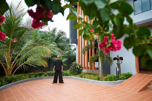 Portrait-of-Victor-Ehikhamenor-outside-Black-Muse-Residency-Benin-City-Nigeria-2025.-Image-Courtesy-of-Angels-Muse-and-artist-Victor-Ehikhamenor-1
